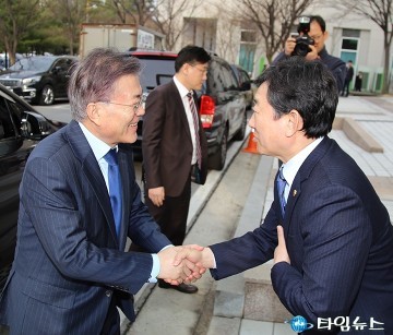 문재인 맞이하는 김경훈 대전시의회 의장