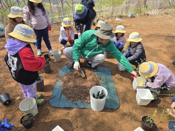 충주국유림관리소, 유아 대상 ‘반려나무 나누어주기’ 행사 개최