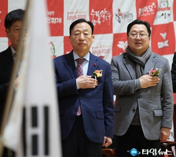 국민의례 하는 설동호 대전시교육감과 이장우 대전시장