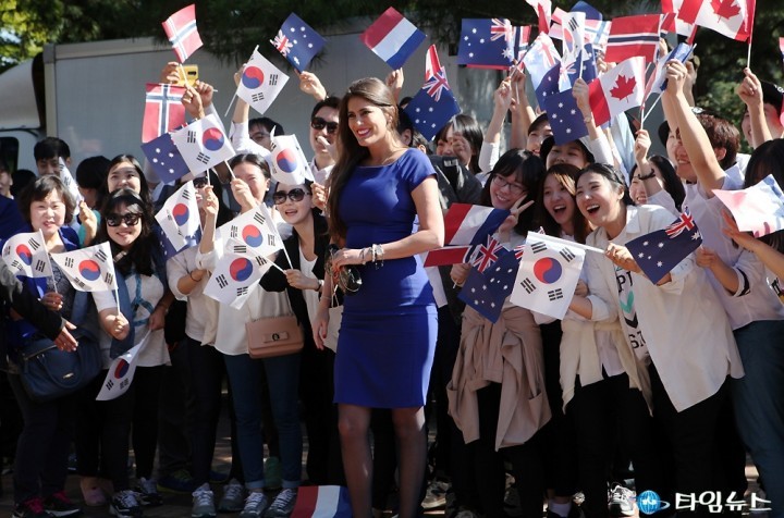 만국기 속 미녀 국회의원