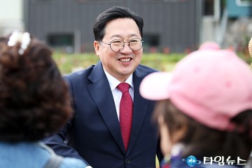 장미전시회에서 시민들과 대화 나누는 이장우 대전시장