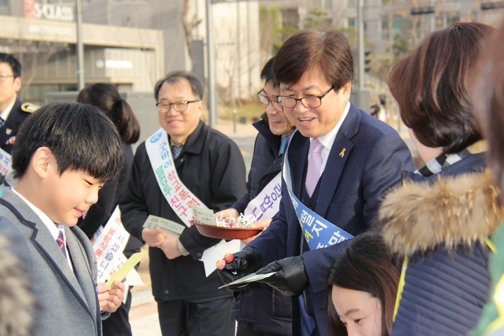 최교진 세종시교육감, 신학기 아침 등굣길 학교폭력 예방 캠페인 전개