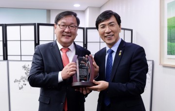 안희정 지사, “사상최대 국비확보” 국회의원에 감사패