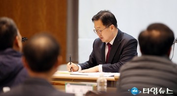 메모하는 이장우 대전시장