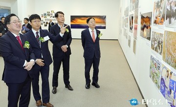 대전·충남 보도사진전 관람하는 이장우·이상래·설동호