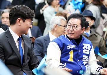 선거사무소 개소식에서 대화 나누는 장철민·장종태