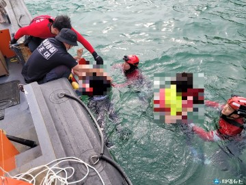보령해경, 밀물에 갯바위 고립된 관광객 2명 구조