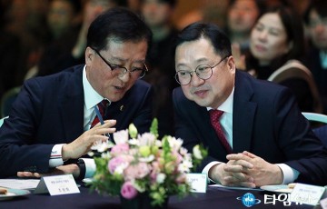 대전교통공사 창립 20주년 기념식에서 대화 나누는 이장우 대전시장과 조원휘 대전시의회 의장