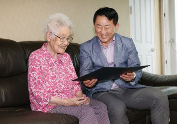 “한 세기의 지혜 본받겠다”…서철모 서구청장, 장수 어르신 축하