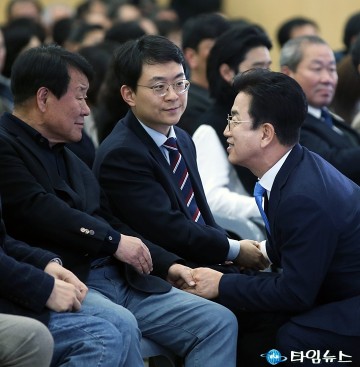 염홍철·허태정 전 대전시장, 출판기념회서 나눈 대전의 시간