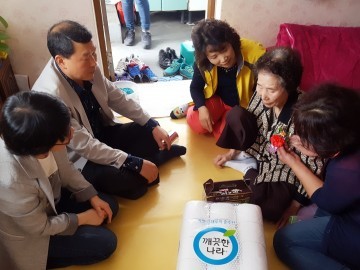 자녀를 대신해 카네이션을 달아드려요