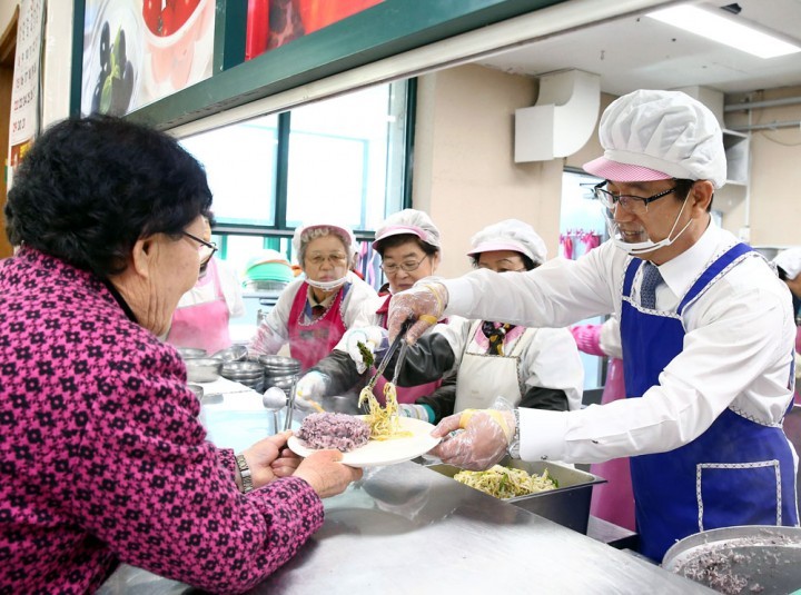 허태정 유성구청장, “맛있게 드시고, 건강하세요”