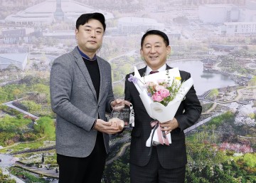 서철모 서구청장, 탄방로 지중화 사업 성과…주민 감사패 받아