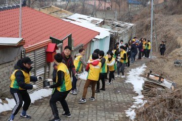 청주 신천지자원봉사단  ‘연탄으로 사랑 나눔 실천’