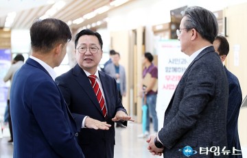 대화 나누는 이장우 대전시장