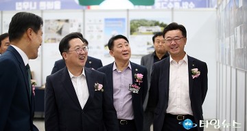 “건축이 곧 도시 경쟁력”…이장우 대전시장, 전시 작품 관람