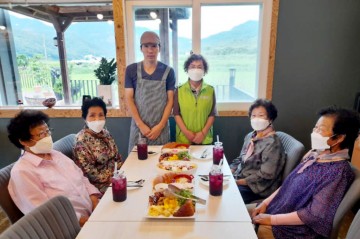 청송군 주왕산면 소재 사과와커피이야기, 독거어르신 식사 무료제공