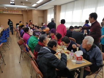 청주봉명1동 "나눔회"  관내 어르신 200여명에게 매달 따뜻한 국수 대접