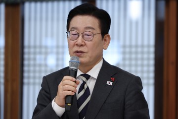 이재명 대통령, 진주중앙시장 ‘깜짝 방문’... 상인들과 호떡 나누며 “민생 끝까지 챙길 것”