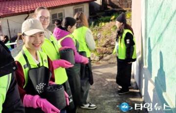 대전 외국인 주민 130명, 동구 천동서 에너지 취약계층에 연탄 1600장 전달
