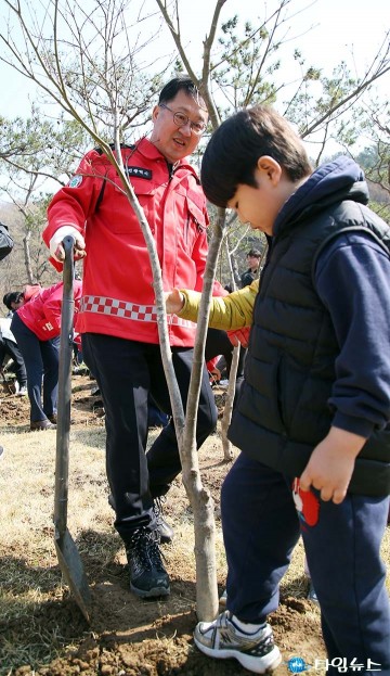 이장우 대전시장, 계족산서 나무 심기 직접 참여