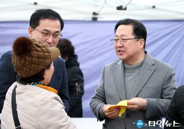 정월대보름제 행사에서 주민들과 대화 나누는 이장우 대전시장