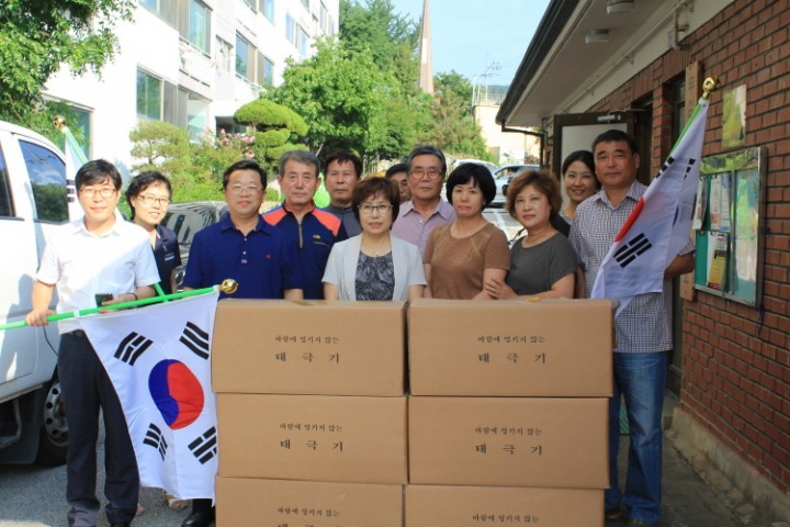 -애국심을 담은 태극기가 펄럭인다