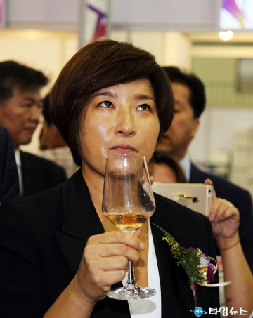 와인 음미하는 박세리 전 골프선수