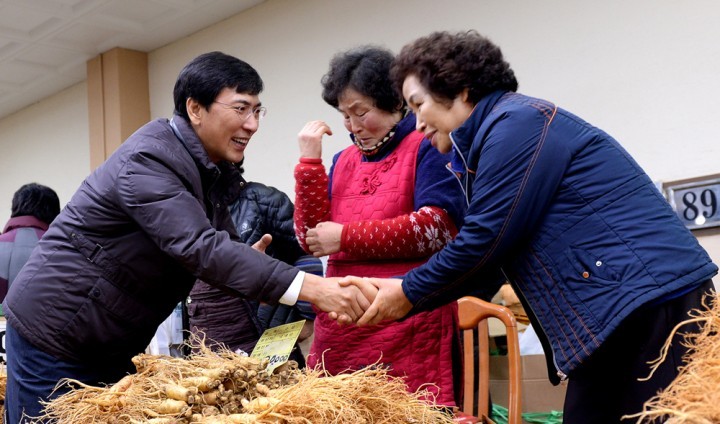 안희정 지사, 세배하고 동화책 읽어주며 ‘훈훈한 소통’