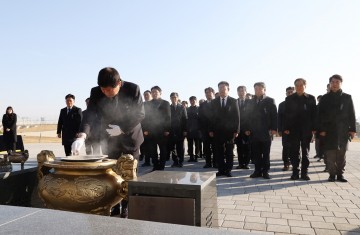 충남도의회, 충혼탑 참배로 을사년 시작