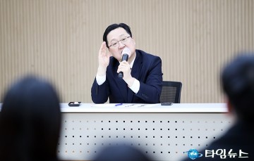 대전인재개발원 직원들과 대화 나누는 이장우 대전시장