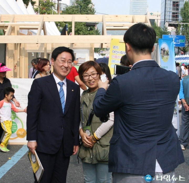 박범계 의원, 시민과 기념사진 찰칵!