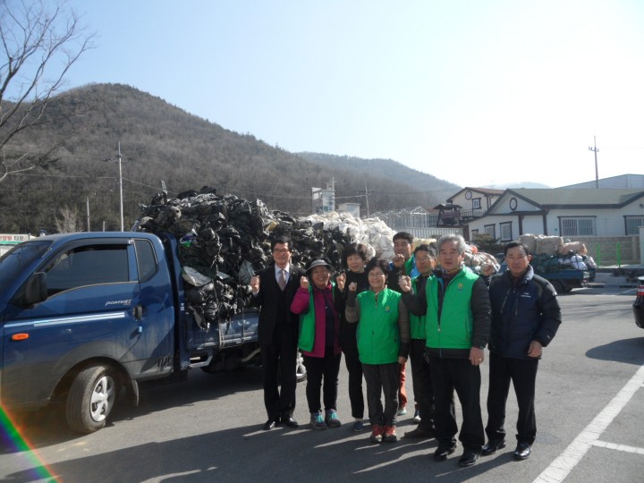 가산면 새마을지도자회, 영농폐비닐 수거에 앞장서