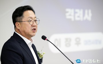 ‘Startup KAIST 글로벌 스튜디오’ 개소식에서 격려사 하는 이장우 대전시장