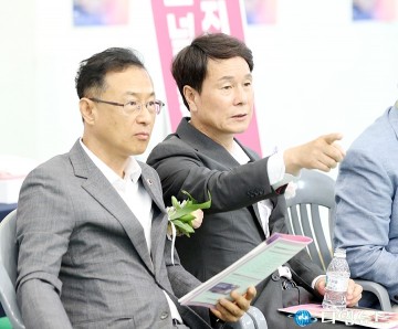 메이크업 페스티벌에 참석한 이상래 대전시의회 의장과 민경배 시의원