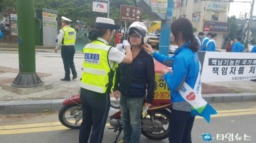 여수경찰서, 이륜차 운전자 대상으로 ‘안전모  씌어주기 ’캠페인  