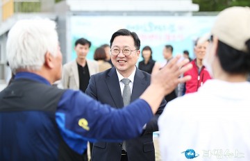 주민과 대화 나누는 이장우 대전시장