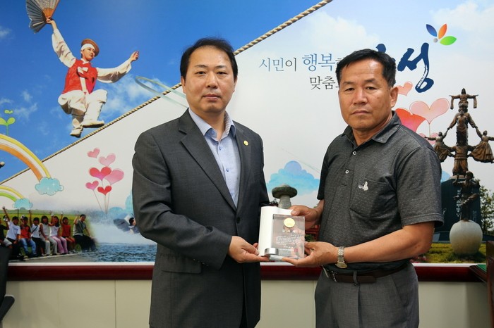 장영근 안성시부시장, 축산단체협의회로부터 '감사패'