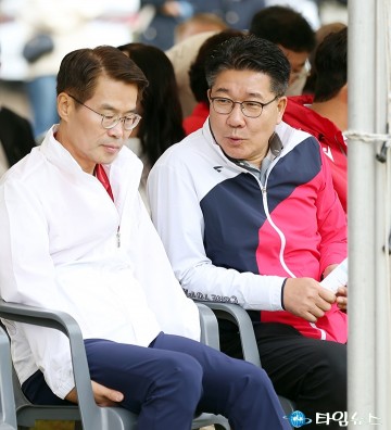 ‘대덕구민의 날’ 행사에서 대화 나누는 박경호·송활섭
