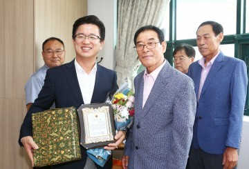 어르신들로부터 감사패 받은 허태정 유성구청장