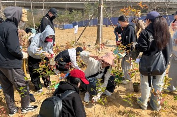목원대 외국인 유학생들, 식목일 맞아 갑천생태호수공원서 나무심기 봉사활동