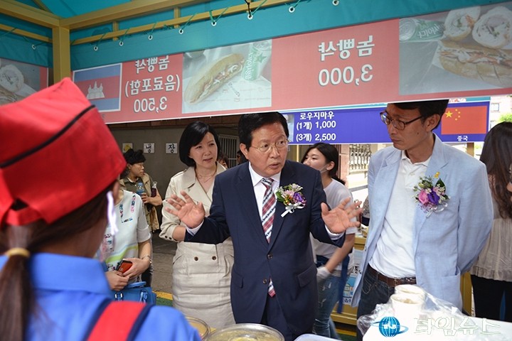 장종태 서구청장, 다문화 음식 특화 거리 장보기!