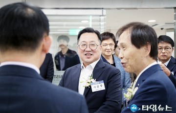 ‘Startup KAIST 글로벌 스튜디오’ 개소식에서 대화 나누는 이장우 대전시장