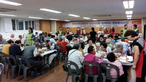 고양 신도동종합복지회관, 중복 맞아 어르신들에 삼계탕 제공
