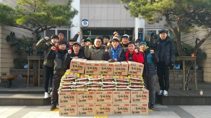 축구동호회 『79친구클럽』 저소득가정에 위문품 전달