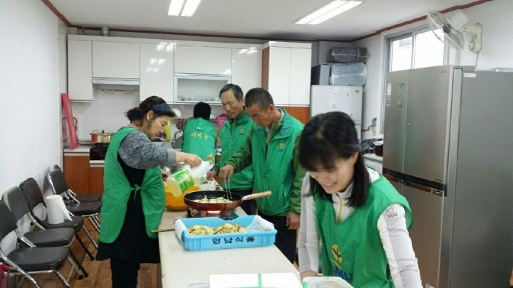 명정동공동체운동추진위원회 경로당 어르신 점심 대접