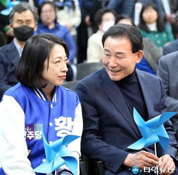 선거사무소 개소식에서 대화 나누는 황정아·박용갑