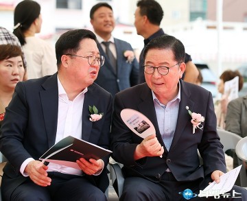대화 나누는 이장우 대전시장과 장종태 국회의원