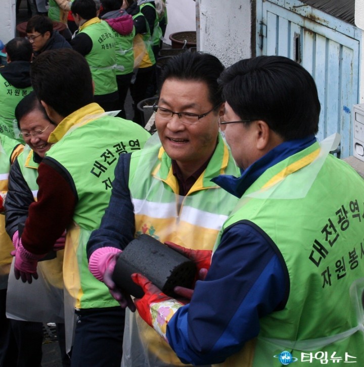 윤기식 대전시의원, 연탄 배달하러 왔습니다!