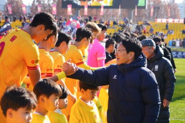 광주FC 선수단 격려하는 강기정 광주시장